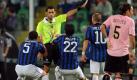 Die Inter-Spieler diskutieren mit Schiedsrichter Christian Brighi. Inter verlor die Partie mit 3:4 bei US Palermo. Foto: dpa