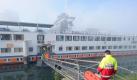 Im Karlsruher Rheinhafen liegt ein Kreuzfahrtschiff, das bei Elchesheim-Illingen auf Grund gelaufen und leckgeschlagen war. Foto: Uli Deck Foto: dpa