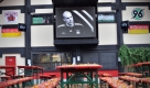 Robert Enke ist omnipräsent: Der verlassene Biergarten der Fankneipe Nordkurve nahe der AWD-Arena in Hannover. Foto: dpa