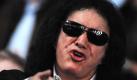 28 Jahre hat es gedauert, jetzt hat sich der Kiss-Bassist Gene Simmons getraut.Außer den anderen Kiss-Mitgliedern, Angehörigen und Freunden waren auch Playboy-Gründer Hugh Hefner und der Komödiant Bill Maher bei der Trauung anwesend. Foto: dpa