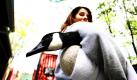 Tierpflegerin Kristi Ward hält ein letztes Mal eine Gans im Arm, die sie nach einer Verletzung wochenlang pflegte und jetzt wieder in die Freiheit entlassen wird.  Foto: ap