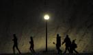 Spaziergänger gehen im Olympiapark in München an einer Strassenlaterne vorbei. Auf das Tauwetter zu Neujahr folgt nun wieder Polarluft.
 Foto: dapd
