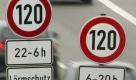 Autos und Lastwagen fahren bei Adelsried in Richtung Ulm über die A8, auf der zwei Verkehrsschilder direkt nebeneinander stehen, die jeweils auf eine erlaubte Höchstgeschwindigkeit von 120 Stundenkilometern (km/h) hinweisen. Auffällig ist, dass das ein Schild das Tempo zwischen 6.00 und 20.00 Uhr beschränkt und das Schild daneben aus Lärmschutzgründen in der Zeit zwischen 22.00 und 6.00 Uhr. Demnach besteht auf diesem Abschnitt nur in der Zeit von 20.00 bis 22.00 Uhr keine Geschwindigkeitsbegrenzung.
 Foto: dapd