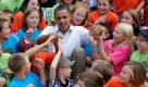 Barack Obama scheint arg geschwächt nach den Querelen um die Anhebung der Schuldengrenze und dem beinahen finanziellen Kollaps der USA. Bei einem Fototermin mit Schulkindern scheint er zu sagen; Helft mir mal auf die Beine, Kinder! Die Kinder packen beherzt an und stützen den Präsidenten. Im Gegensatz zum  gespaltenen Parlament ziehen hier alle an einem Strang. Foto: dapd