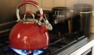 Den Wasserkocher bekommt er deshalb, weil er so unsere Liebe immer auf heißer Flamme halten kann. Foto: iStock