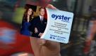 London, Großbritannien. Die sogenannte Oyster-Card, eine elektronische Fahrkarte für den öffentlichen Personennahverkehr in London, gibt es jetzt in einer limitierten Sonderauflage. Diese ziert das royale Brautpaar William und Kate. Die 750.000 Exemplare kosten 10 Pfund das Stück (rund 11 Euro) und werden nach dem Verkaufsstart am Donnerstag schätzungsweise schnell vergriffen sein. Foto: dapd