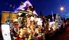 Mit 111.111 Lämpchen und zahlreichen Weihnachstfiguren haben Bernhard Nermerich und seine Frau ihr Haus in Kelkheim geschmückt. Jeden Abend lockt es zahlreiche neugierige Besucher an. Foto: ap