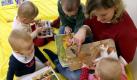 Zum geplanten Ausbau der Kinderbetreuung werden nach einer neuen Prognose der Bundesregierung bis 2013 bis zu 40.000 Erzieherinnen zusätzlich benötigt. Das berichten die Ruhr Nachrichten. Die Zeitung beruft sich auf eine Antwort des Bundesfamilienministeriums auf eine Kleine Anfrage der SPD-Bundestagsfraktion. Die Bundesregierung will sich demnach gemeinsam mit den Ländern und Berufsfachverbänden darum bemühen, den Erzieherberuf attraktiver zu machen. Foto: dpa