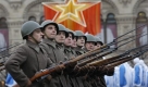 Russische Soldaten paradieren anläßlich des 7. November in Uniformen aus dem zweiten Weltkrieg über den Roten Platz in Moskau. Der 7. November war in der UdSSR jahrzehntelang ein Feiertag zum Gedenken an die Revolution 1917. Foto: ap