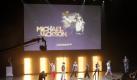Dancers strike poses on stage during Ubisoft's announcement of its new Michael Jackson video game in which players will learn M.J.'s signature dance moves at Ubisoft's E3 Expo press conference on Monday, June 14, 2010 in Los Angeles. (AP Photo/Adam Lau)




 Foto: ap