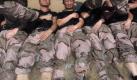 Ausbilder laufen über chinesische Männer und Frauen, die Bodyguards werden wollen. Foto: How Hwee Young Foto: dpa