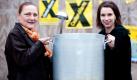 Gabi Winiatowski (links) und Manuela Brownlee von der Volxküche posieren in Dannenberg mit einem Kochtopf und einer Kelle vor einem Plakat gegen den Castor-Transport. Zwischen acht und zehn Großküchen gibt es bei jedem Castor-Transport, doch bei der Volxküche laufen stets alle Planungen zusammen. Foto: dapd
