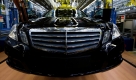 Ein Wagen der E-Klasse von Mercedes-Benz hängt in der Montagelinie im Werk in Sindelfingen. Der Autohersteller Daimler veröffentlicht seinen Bericht für das dritte Quartal 2009, in dem er schwarze Zahlen vorlegt. Foto: ddp
