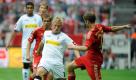 Mönchengladbach ist gedanklich schneller und München so oft einen Schritt voraus: Mike Hanke schnappt sich den Ball. Philipp Lahm und Thomas Müller schauen hinterher.
 Foto: dapd