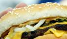 Der Hamburger ist eines der größten Mysterien der Küchengeschichte: Niemand weiß, wer den Kultklops erfunden hat oder warum er nach einer norddeutschen Großstadt benannt wurde. Klar definiert ist aber die Zusammensetzung der Fleischscheibe: grob entsehntes Rindfleisch, Salz und Gewürze. Weitere Zutaten sind nicht erlaubt. Dem Volk schmeckt's trotzdem. Foto: dpa