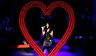 US-Sängerin Katy Perry singt bei den Teen Choice Awards in Universal City in Kalifornien. Abräumer des Abends waren wieder die Twilight-Stars Robert Pattinson und Kristen Stewart. Sie bekamen unter anderem einen Award für die beste Kussszene. Foto: ap