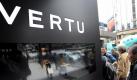 Luxus-Handys von Vertu in einem Schaufenster in Tokio. Die handgefertigten Geräte erreichen Preise von mehr als 200 000 Euro. Foto: Everett Kennedy Brown  Foto: dpa