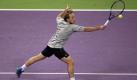 Christophe Rochus of Belgium returns the ball to world number one tennis player Roger Federer, from Switzerland, during the Qatar ATP Open Tennis tournament in Doha, Qatar, Tuesday, Jan. 5, 2010. (AP Photo/Hassan Ammar) Foto: ap