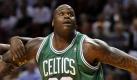 Basketballstar Shaquille O'Neal hat nach 19 Jahren in der amerikanischen Profiliga NBA seine Karriere beendet. Das teilte der 39-Jährige über den Kurznachrichtendienst Twitter mit. Ich trete zurück und möchte mich bei euch allen bedanken. Ich liebe euch, schrieb er seinen Fans. O'Neal spielte seit 1992 in der besten Basketball-Liga der Welt und gehörte in dieser Zeit zu den herausragenden Akteuren. Der Center wurde von 2000 bis 2002 mit den Los Angeles Lakers Meister und holte 2006 mit den Miami Heat in der Finalserie gegen Dirk Nowitzkis Dallas Mavericks seinen vierten Titel. Foto: dpa