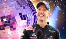 Rekordmann Vettel krönte sich bereits mit 24 Jahren zum jüngsten Doppelweltmeister aller Zeiten. Seinen zweiten Titel feierte der schnellste Autofahrer der Welt beim Karaoke, bei dem er Hits seiner Lieblingsband Beatles und von Frank Sinatra («My way») schmetterte. Foto: dpa/news.de (Montage)
