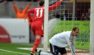Der gefeierte Held war Milivoje Novakovic, der gleich dreimal traf. Hamburgs Ersatz-Keeper Jaroslav Drobny hat keinen leichten Einstand im Kasten des HSV. Nach fünf Treffern im Pokal musste er nun drei Tore gegen Köln hinnehmen. Foto: dpa