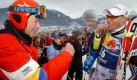 Skilegende Toni Sailer freut sich mit dem Liechtensteiner Marco Büchel über dessen 2. Platz bei der Herren-Ski-Weltcup-Abfahrt 2006 im österreichischen Kitzbühel. Foto: dpa