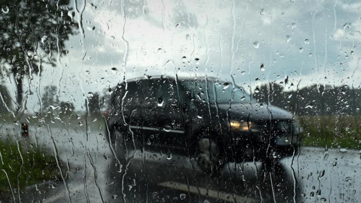 Bei einem heftigen Sturm sollten Autofahrer das Tempo reduzieren. Dann können sie leichter gegenlenken, wenn der Wagen von einer Böe erfasst wird.