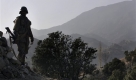 Probleme bereitet auch die lange und nahezu unkontrollierbare Grenze zum Nachbarland Pakistan. Die Grenzregion ist in beiden Staaten eine Hochburg paschtunischer Stämme, die oft die Taliban unterstützen. Afghanistan wirft dem Nachbarn vor, zu wenig gegen die Extremisten zu unternehmen. Das Bild zeigt einen pakistanischen Soldaten in der Grenzprovinz Südwaziristan. Foto: ap