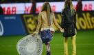 Hand in Hand: In Dortmund sind nicht nur die Spieler eine Einheit, auch die Frauen verstehen sich offenbar blendend. Foto: dapd