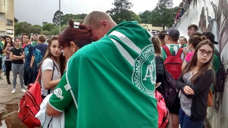 Fans des brasilianischen Fußballclubs AF Chapecoense trauern um die getöten Fußballer.
