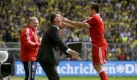 Bayern gewinnt und alle haben sich wieder lieb. Im Bild das Paar Louis van Gaal (mit Mappe) und Franck Ribèry (als Sprinbock). Foto: dpa