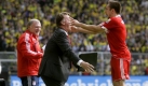 Das hing ganz maßgeblich mit Franck Ribéry zusammen. Nach einem sehenswerten Freistoßtor springt er in die Arme von Trainer Louis van Gaal. Foto: dpa