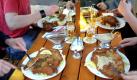 Auf Schnitzel verzichten auch Veganer nur ungern. Zum Glück gibt es Tofu, Saitan und Tempeh. Für die Fleischalternativen wird Soja oder Weizengluten gepresst. Heraus kommen schnitzelförmige Fladen, mit denen sich dank intensiver Würze der Gaumen ein Stück weit überlisten lässt. Und auch das Auge bekommt den Eindruck eines klassischen Drei-Komponenten-Gerichts. Foto: dpa