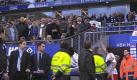 4. April 2010: Hamburger SV gegen Hannover 96 - es geht auch andersherum: HSV-Stürmer Paolo Guerrero trifft nach dem Schlusspfiff einen eigenen Fan, der ihn zuvor beleidigt hatte, mit einer Trinkflasche zielsicher am Kopf. Der reuige Angreifer wird mit einer Geldstrafe in Vereinsrekordhöhe von 100.000 Euro belegt. Der DFB urteilt: Fünf Spiele Sperre und zusätzlich 20.000 Euro Geldbuße. Foto: dpa
