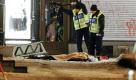 Police forensics experts examine the remains of a man in  Stockholm on Saturday, Dec. 11, 2010. Two explosions in central Stockholm killed one person and injured two on Saturday, causing panic among Christmas shoppers.  Police spokeswoman Petra Sjolander said a car exploded near Drottninggatan, a busy shopping street in the center of the city.  (AP Photo/Fredrik Persson)   SWEDEN OUT Foto: ap