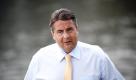 Der SPD-Parteivorsitzende Sigmar Gabriel auf dem Weg zum ARD-Sommerinterview. Die ARD interviewt in der politischen Sommerpause die wichtigsten Spitzenpolitiker Deutschlands. Gabriel sieht erholt und ausgeruht aus.
 Foto: ddp