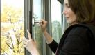 Wer Schimmel in seiner Wohnung vermeiden möchte, sollte die Grundsätze des richtigen Lüftens beachten. (Bild: dpa) Foto: dpa