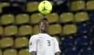 Ghana's Asamoah Gyan, top, heads the ball as Guinea's Ibrahima Diallo, bottom, watches during their African Cup of Nations Group D soccer match at the Stade de Franceville in Franceville, Gabon, Wednesday Feb. 1, 2012. (AP Photo/Themba Hadebe) Foto: dapd