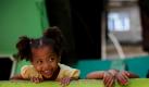 Im Dona Marta Slum in Rio de Janeiro scheinen zwei Kinder den Weg zum Glücklichsein schon gefunden zu haben. In Brasilien soll es einem Gesetzesentwurf nach eine Verfassungsänderung geben, die vorsieht, die Suche nach Glückseligkeit als unveräußerliches Recht zu fixieren. Der Senat wird dem Vorschlag aller Voraussicht nach zustimmen. Danach stimmt das Parlament über den Glücksparagraphen ab.  Foto: dapd