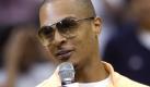 Rapper T.I. unter Drogenverdacht festgenommen
Vorspann: 	
Text: 	

Los Angeles (dpa) - Der amerikanische Rapper T.I. (29) ist fünf Monate nach seiner Haftentlassung erneut festgenommen worden.

Der Grammy-Gewinner und seine Frau Tameka Cottle (36), Sängerin der R&B-Band Xscape», mussten in der Nacht zum Donnerstag nach einer Verkehrskontrolle in West Hollywood wegen des Verdachts des Drogenbesitzes auf eine Wache, berichtete die «Los Angeles Times». Nach Zahlung einer Kaution kamen beide wieder auf freien Fuß. Die Beamten hätten einen starken Marihuanageruch bemerkt und illegale Drogen gefunden, teilte ein Polizeisprecher der Zeitung mit.

Der Erfolgs-Rapper von Hits wie «Whatever You Like» und «Dead and Gone» hatte zuvor wegen illegalen Waffenbesitzes eine knapp einjährige Haftstrafe verbüßt. Er muss sich weiterhin an strikte Bewährungsauflagen halten, die ihm unter anderem den Besitz von Drogen verbieten.

Der Musiker, der mit bürgerlichem Namen Clifford Joseph Harris heißt, ist derzeit in den US-Kinos in dem Action-Film «Takers» zu sehen, den er auch mit produzierte. Im vergangenen Herbst gewann T.I. bei der Verleihung der Hip-Hop-Preise des amerikanischen Fernsehsenders BET zwei Trophäen, die er wegen seiner Inhaftierung aber nicht persönlich abholen konnte. Seine Platte «Paper Trail» wurde zum Album des Jahres gekürt. Seine Single «Live Your Life» mit Rihanna bekam einen Preis für die beste gemeinsame Produktion.
Ressort: 	Medien
Schlagworte: 	Musik/Kriminalität/USA/
Bilder: 	
 Foto: dpa
