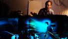 Verstehen, was in einer Zelle vor sich geht: Der Physiker Jakob Schweizer arbeitet im Biotechnologischen Zentrum der Technischen Universität Dresden (BIOTEC) in einem Laserlabor zur Untersuchung der Dynamiken einzelner Biomoleküle. Der Versuch dient der Grundlagenforschung auf dem Gebiet der Diffusion und dem Transport von Botenstoffen innerhalb einer Zelle. Das BIOTEC feiert in diesem Monat das zehnjährige Bestehen. Von den 150 Wissenschaftlern kommen 40 Prozent aus dem Ausland. Foto: dpa