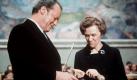 Die damalige Vorsitzende des Nobelpreis-Komitees, Aase Lionaes, überreicht am 10.12.1971 in Oslo Bundeskanzler Willy Brandt Urkunde und Medaille des Friedensnobelpreises. Nach Gustav Stresemann, Ludwig Quidde und Carl von Ossietzky war der SPD-Kanzler der vierte Deutsche und einziger nach dem Zweiten Weltkrieg, dem diese Auszeichnung verliehen wurde. Foto: dpa