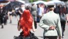 Angetreten zum Fest! Schöne Stil- und Farbmischung in der Leipziger Innenstadt. Schön auch, dass das Wave-Gotik-Treffen in diesem Jahr zeitgleich mit dem Bach-Festival stattfindet. Orgelwerke und Okkultismus - kein Gegensatz in der sächsischen Messestadt. Foto: dapd