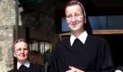 ARCHIV: Schwestern gehen nach einem Festgottesdienst des Ursulinenordens in Erfurt aus der Kirche des Klosters (Foto vom 15.09.01). Zwoelf Nonnen leben derzeit in dem 1136 erbauten Ursulinenkloster, das seit 1667 von den Ursulinen genutzt wird. Zu den Hochzeiten in den 1920ern waren es mal ueber 70. Das Durchschnittsalter heute liegt bei Ende sechzig. Nicht nur das Ursulinenkloster, sondern das gesamte Bistum Erfurt hat mit Nachwuchssorgen zu kaempfen. Die Zahl von Glaeubigen und Priestern nimmt stetig ab. Derzeit gibt es im Bistum Erfurt knapp 160.000 Katholiken. (zu ddp-Text) Foto: Jens-Ulrich Koch/ddp Foto: ddp