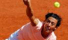 Während der ersten Runde des French-Open-Tennisturniers in Paris schlägt die Siegerin des letzten Jahres, Francesca Schiavone aus Italien, den Ball ins Feld ihrer US-amerikanischen Gegnerin Melanie Oudin zurück. Bis zum 5. Juni wetteifern in der französischen Hauptstadt die besten Spieler der Welt um ein Preisgeld in Millionenhöhe. Foto: dapd