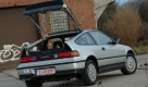 Unsere Auszubildenden lernen daran, mit älterer Motorentechnik umzugehen, sagt Sven Matthäi vom Autohaus Fugel. Der junge Honda-Klassiker präsentiert sich innen wie außen in makellosem Zustand, allenfalls die schwachen Dämpfungszylinder der Heckklappe lassen das Alter des Wagens erahnen. Foto: press-inform