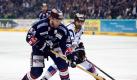 Die Eisbären bangen um den Einsatz von Florian Busch (l). Foto: Sebastian Kahnert Foto: dpa