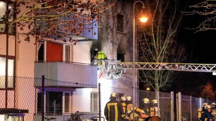 Einsätzkräfte sind in der Nacht am Ankerzentrum zu sehen. In dem Bamberger Ankerzentrum für Flüchtlinge sind bei einem Polizeieinsatz mehrere Menschen verletzt worden.