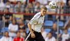 ARCHIV - Fußball-Nationalspieler Robert Huth köpft den Ball während eines Testspiels in Mannheim (Archivfoto vom 16.05.2006). Der Wechsel von Huth zum Premier-League-Club FC Middlesbrough hat im zweiten Anlauf doch noch geklappt. Der 21 Jahre alte Verteidiger unterschrieb am Mittwoch (30.08.2006) einen Fünfjahresvertrag beim UEFA-Pokalfinalisten. Huths bisheriger Club, der englische Meister FC Chelsea, kassiert umgerechnet rund neun Millionen Euro Ablöse. Foto:Ronald Wittek dpa (zu dpa 0745) +++(c) dpa - Bildfunk+++ Foto: dpa