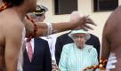 Ja, auch diese Menschen gehören zu ihrem Commonwealth. Sonderlich vertraut scheinen die Tänze der australischen Aborigines Elisabeth II. allerdings nicht zu sein. Sie ist als Oberhaupt des Staatenbundes beim Treffen der ehemaligen britischen Kolonien dabei. Foto: dapd